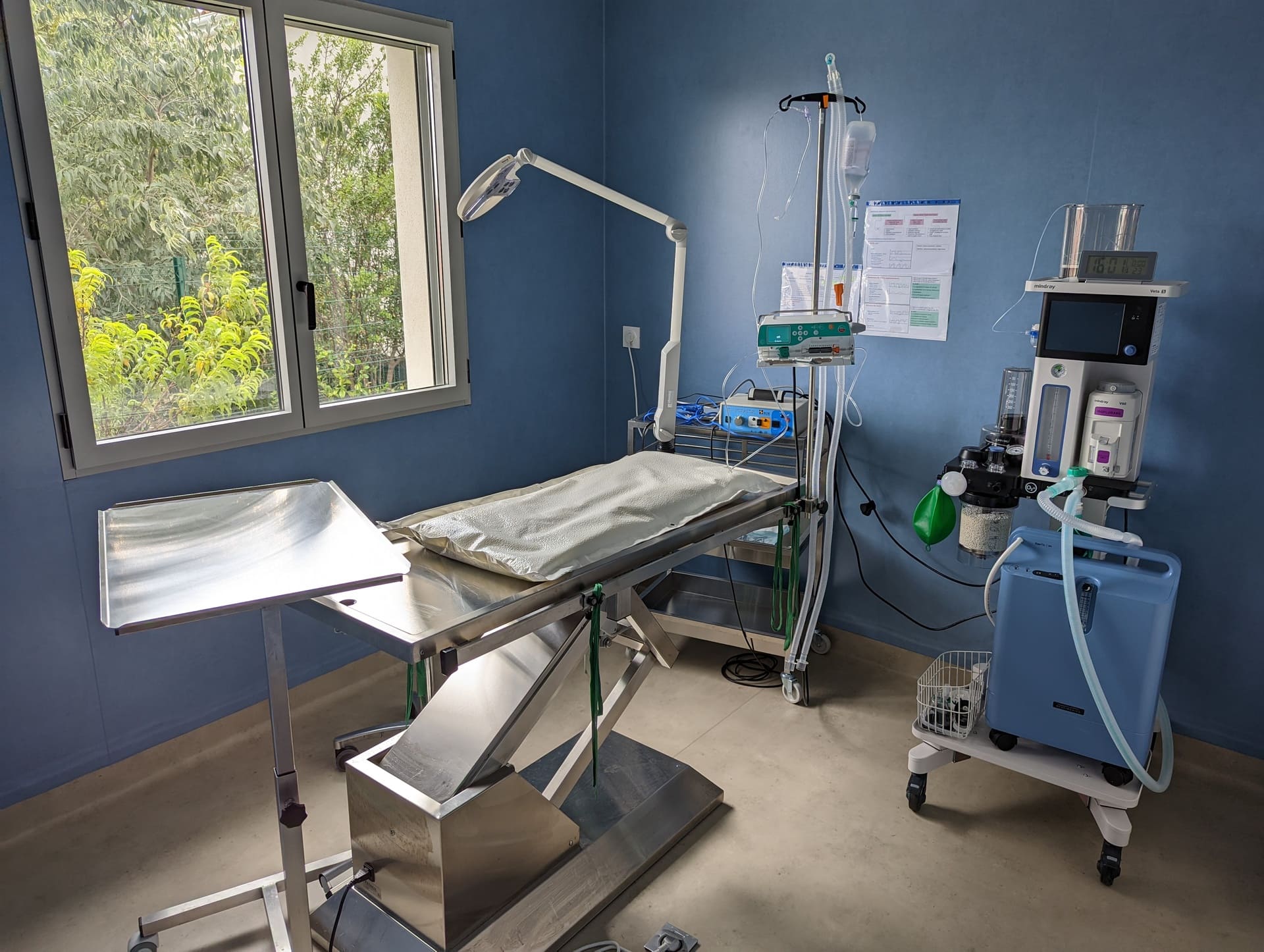 Salle de chirurgie équipée